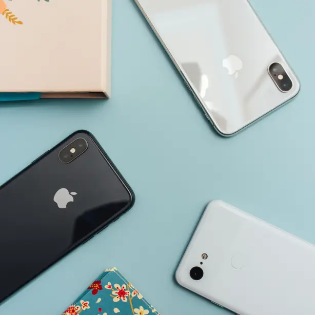 Telefone liegen auf einem hellblauen Untergrund