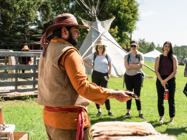 Meti zeigt Gruppe indigenes Werkzeug in Kanada