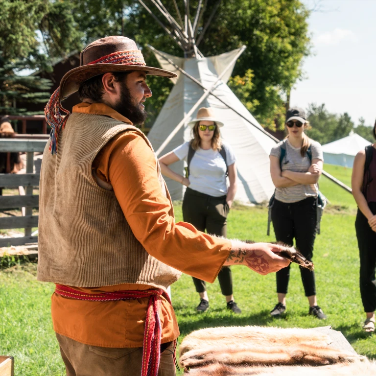 Meti zeigt Gruppe indigenes Werkzeug in Kanada