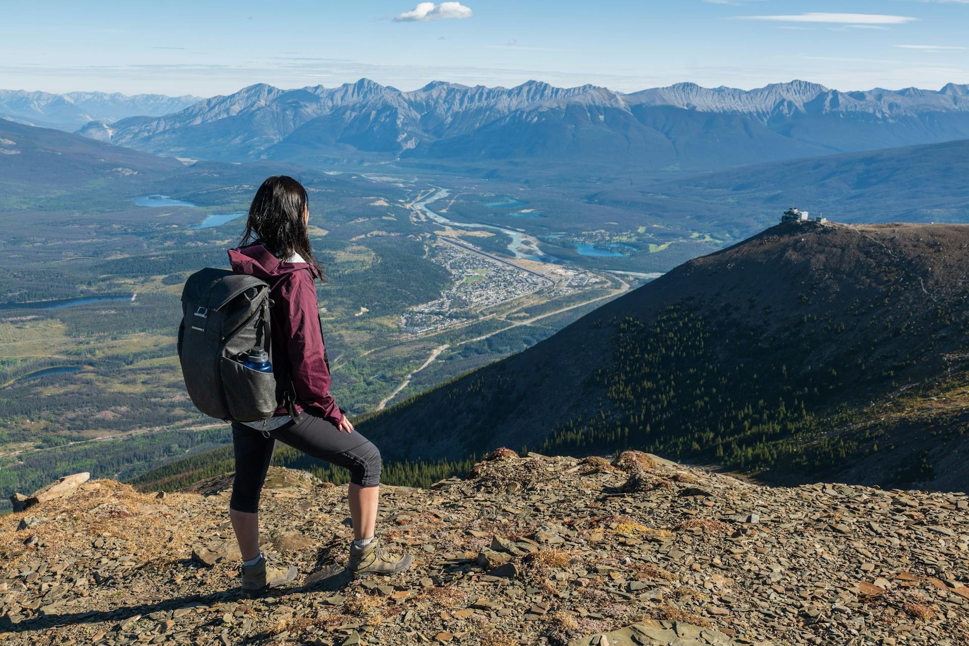 Ein Wanderer mit Blick über das Tal im Jasper-Nationalpark in Kanada