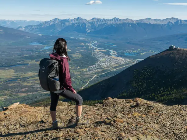 Ein Wanderer mit Blick über das Tal im Jasper-Nationalpark in Kanada