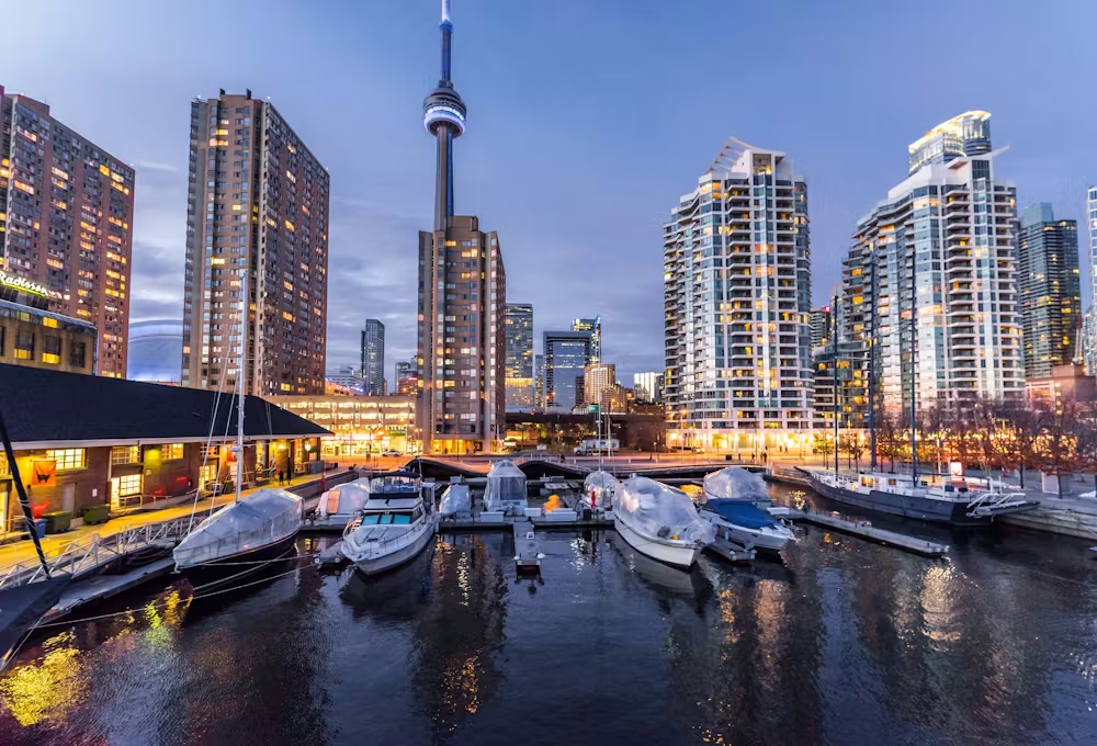 Im Hafen von Toronto vor Anker liegende Boote bei Nacht vor der Skyline der Stadt