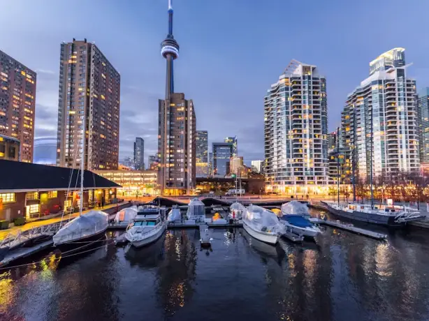 Im Hafen von Toronto vor Anker liegende Boote bei Nacht vor der Skyline der Stadt