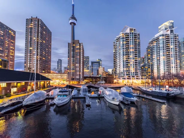 Im Hafen von Toronto vor Anker liegende Boote bei Nacht vor der Skyline der Stadt