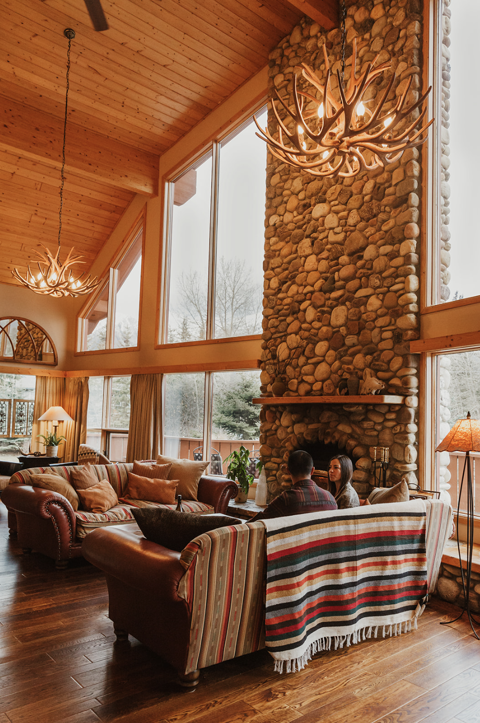 Een stel zit op een bank in de lobby van een lodge in Canada