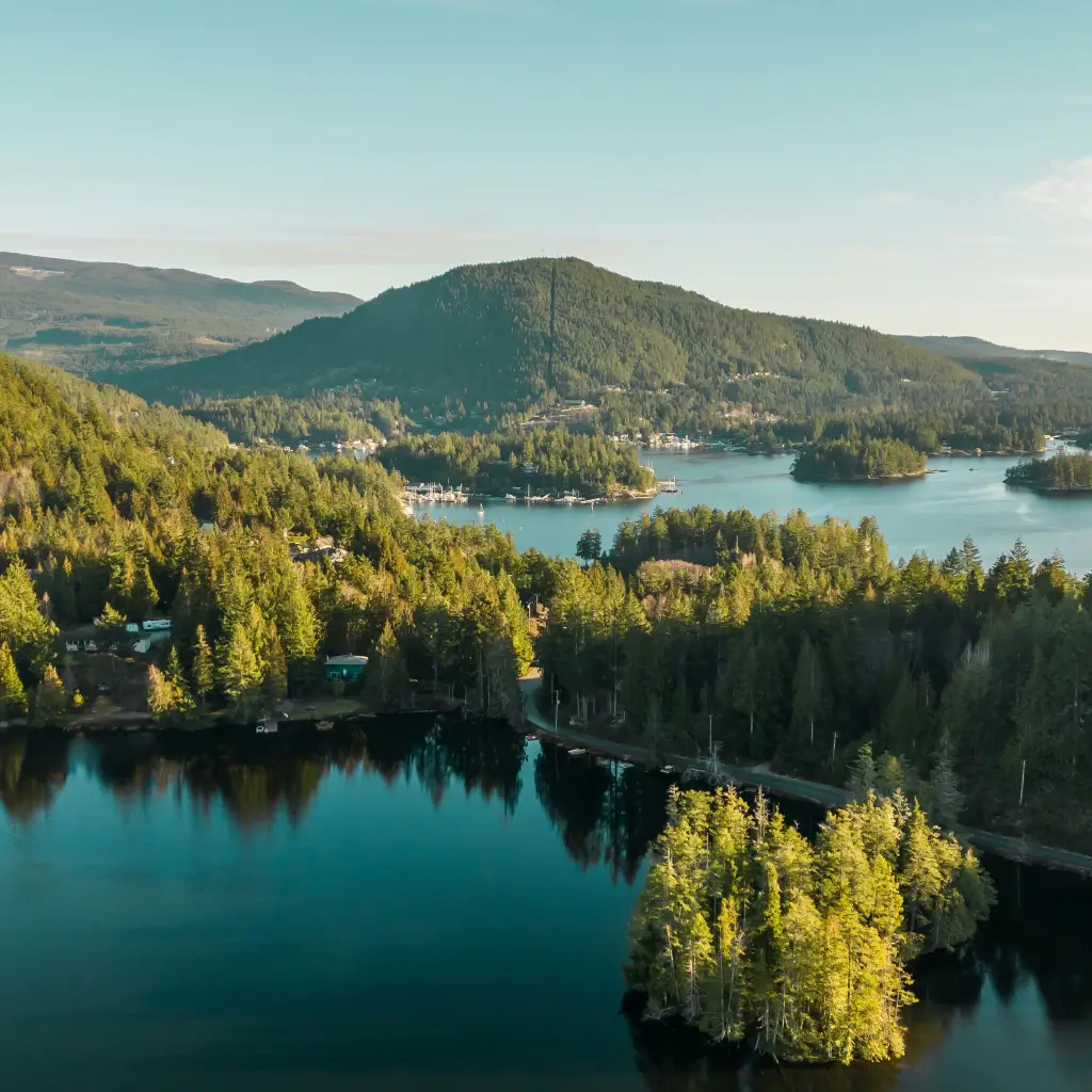Küste der Gold Coast in Kanada mit grünen hügeligen Inseln
