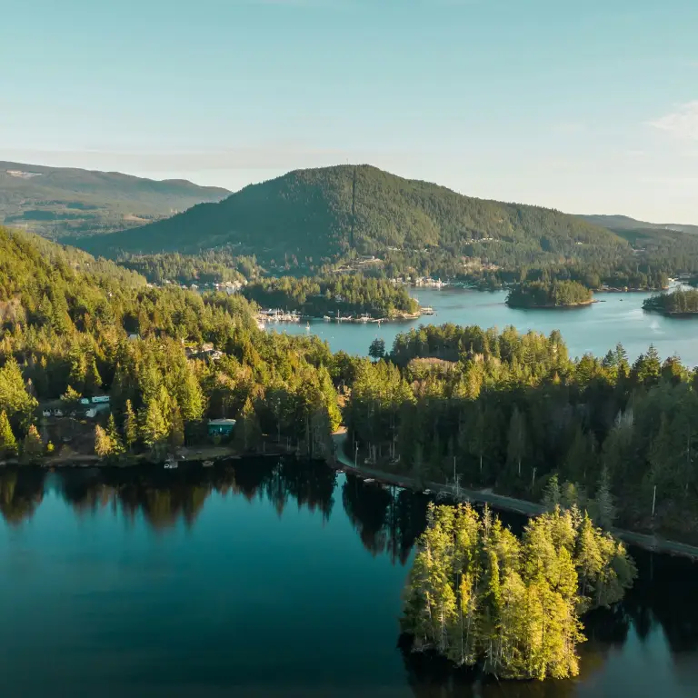 Küste der Gold Coast in Kanada mit grünen hügeligen Inseln