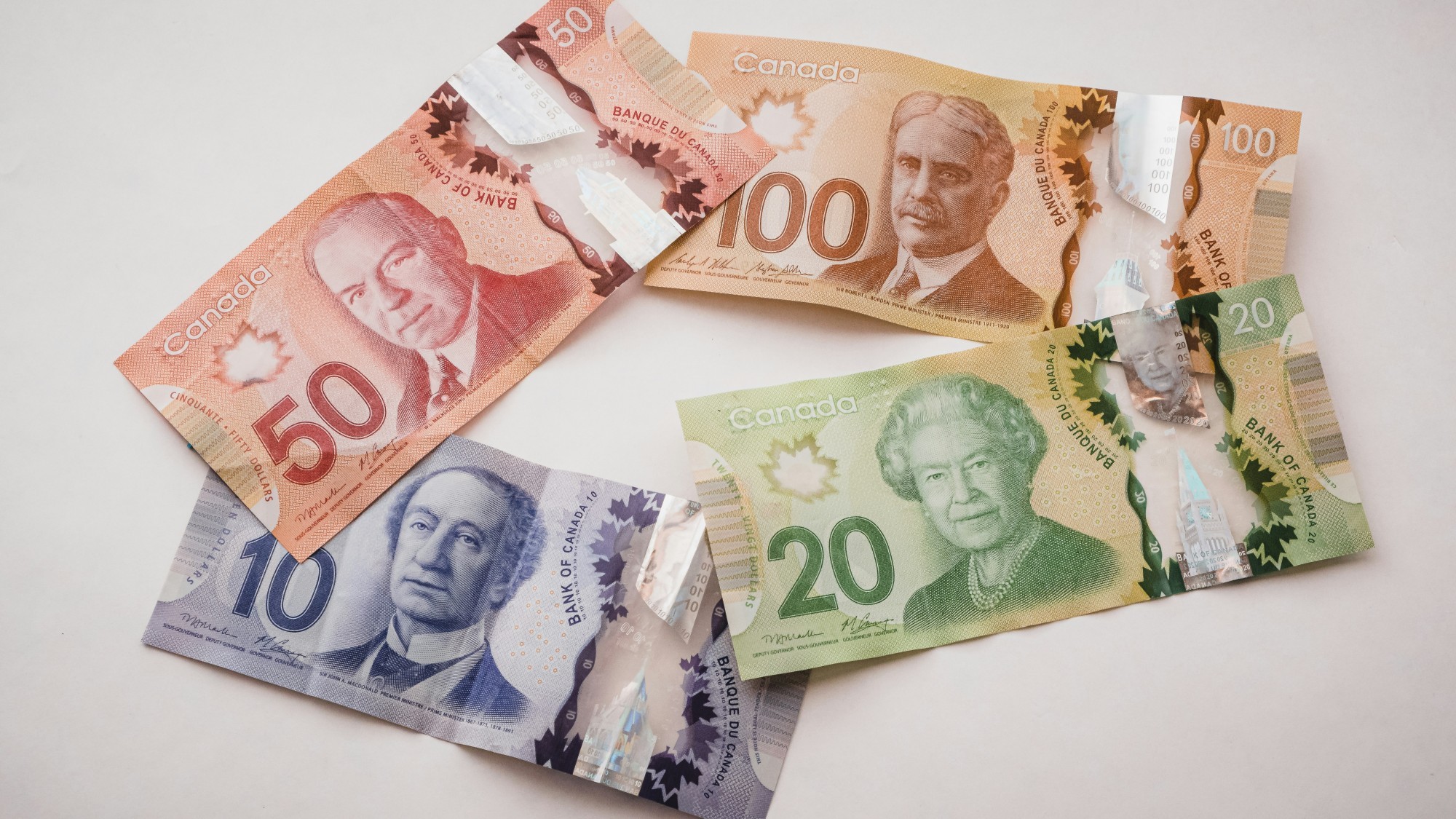 Mehrere Werte von kanadischen Dollarscheinen