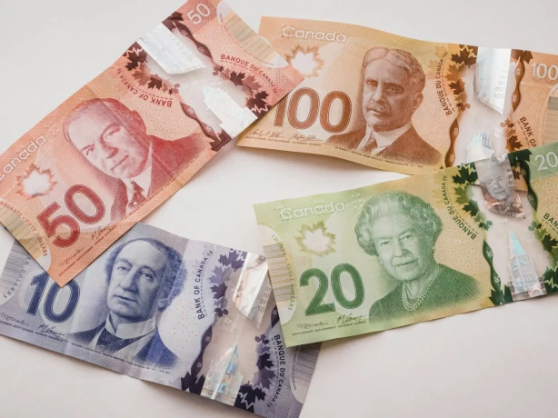 Mehrere Werte von kanadischen Dollarscheinen