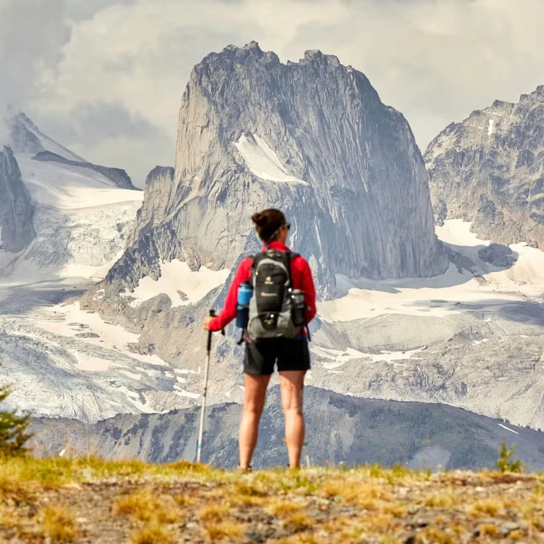 Wanderin steht vor Bergpanorama in Kanada