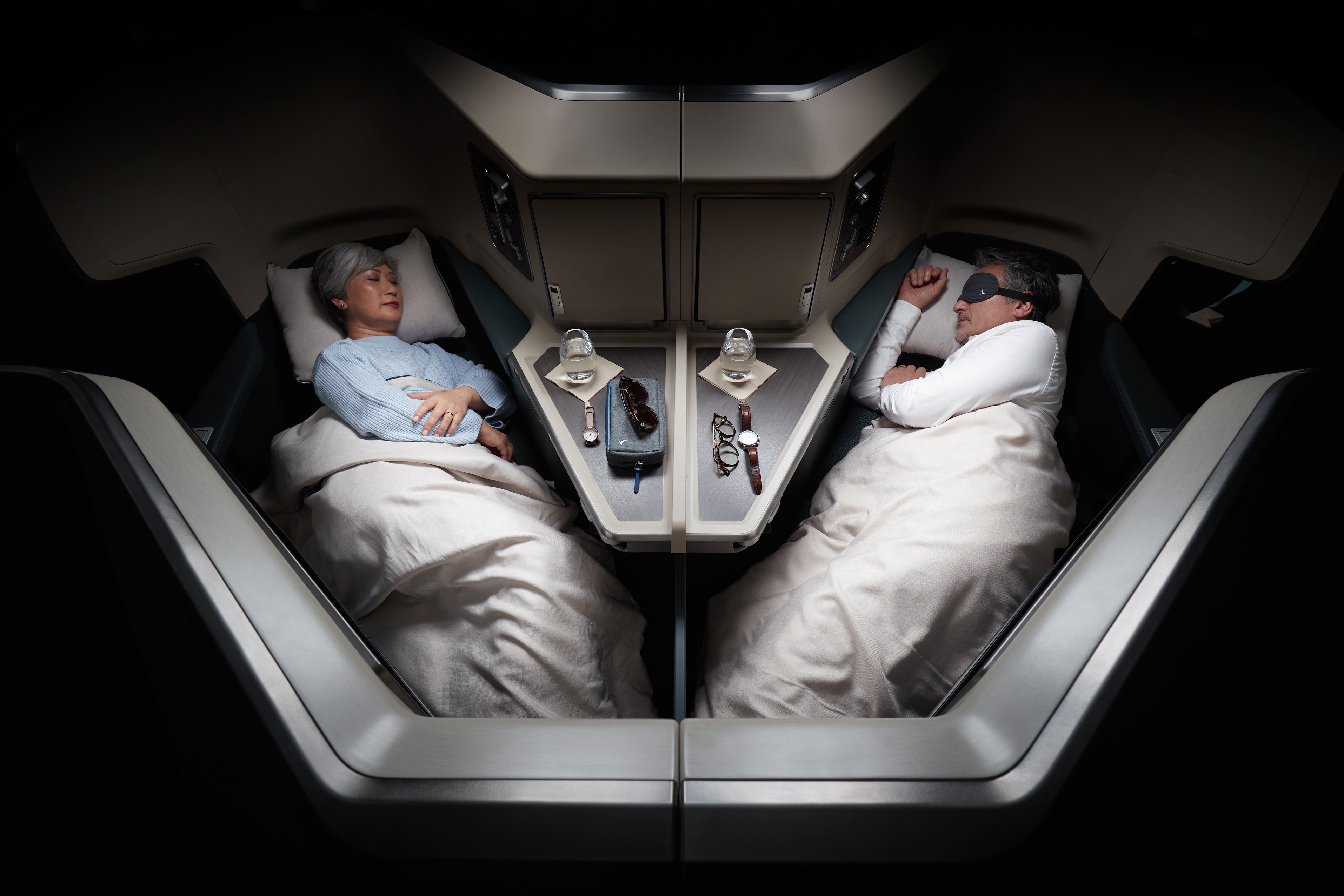 Schlafende Menschen in der Cathay Pacific First Class