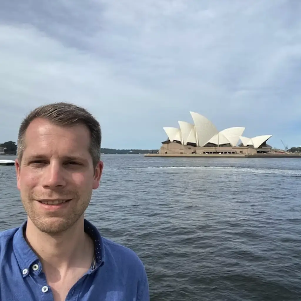 Mann macht Selfie vor dem Opernhaus in Sydney