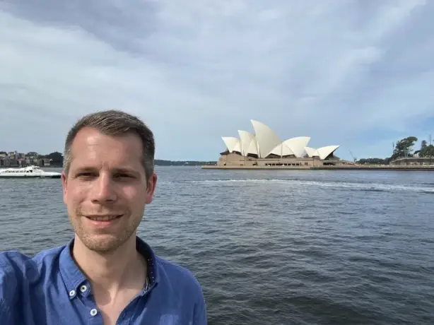 Mann macht Selfie vor dem Opernhaus in Sydney