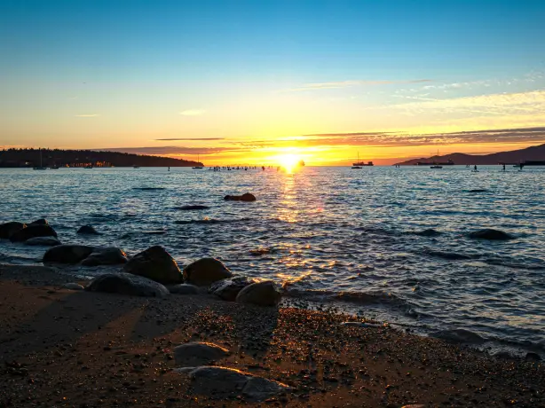 Sonnenuntergang am Kitsilano Strand in Vancouver, Kanada