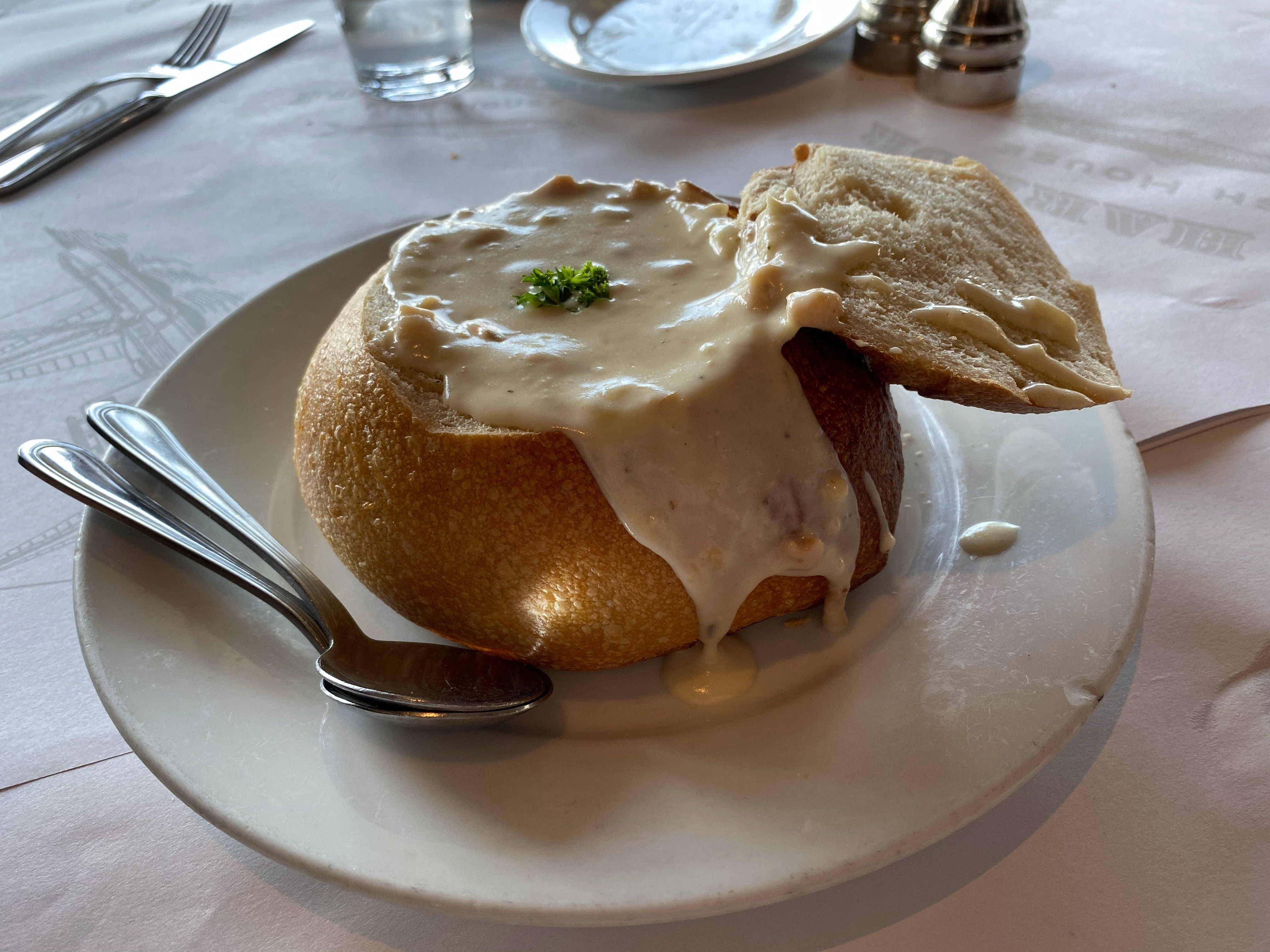 canada-food-clam-chowder-seafood-bread