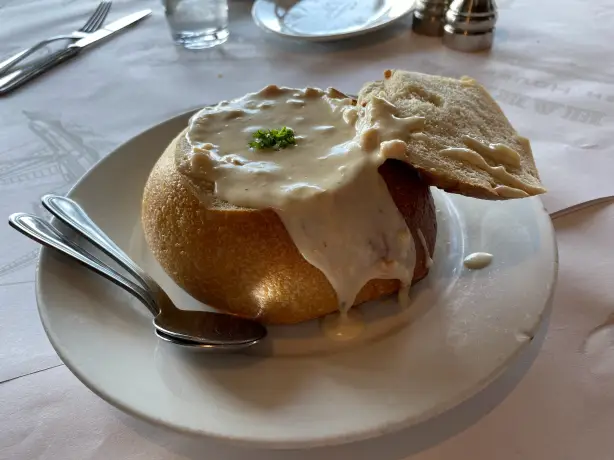 canada-food-clam-chowder-seafood-bread