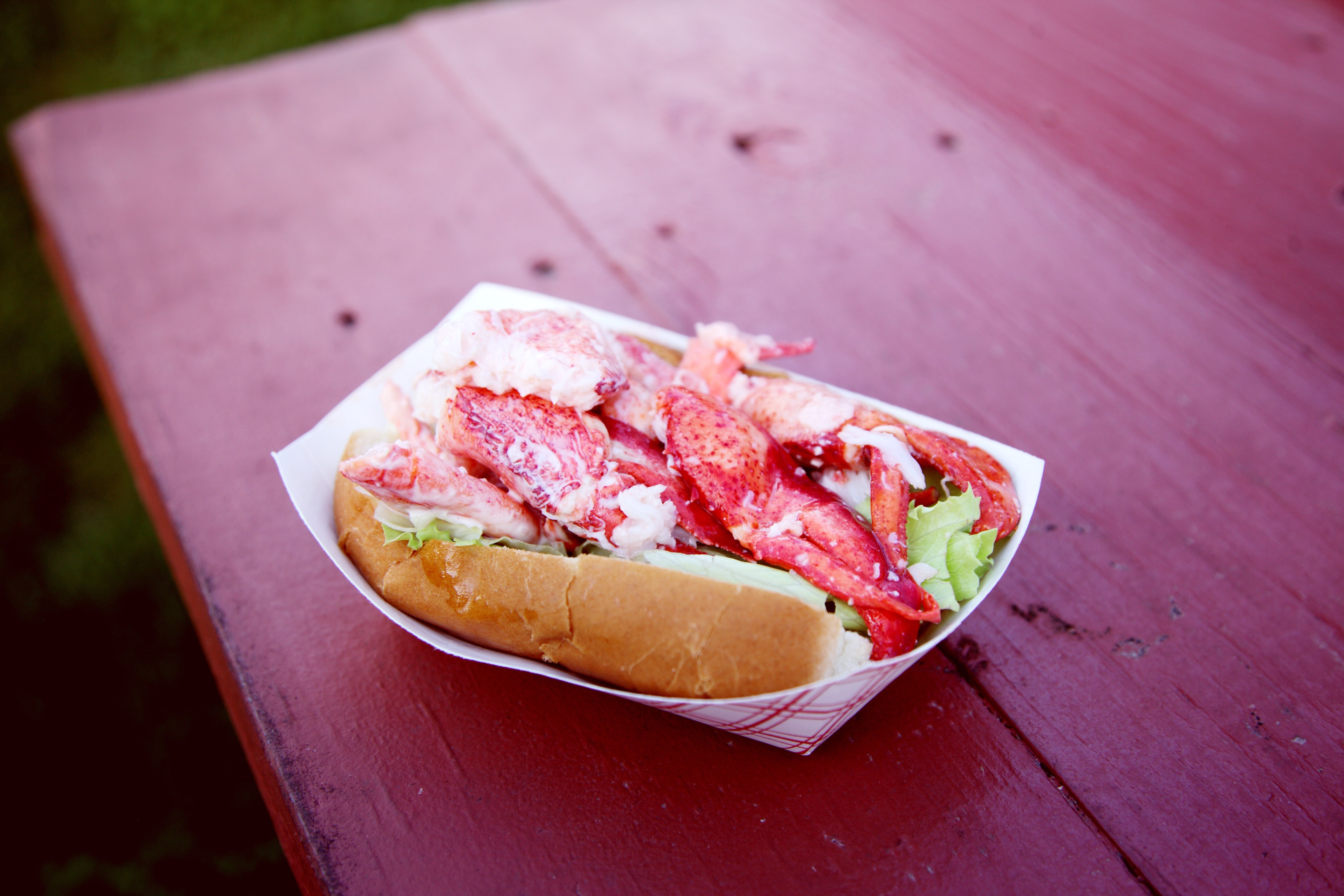 canada-food-newfoundland-lobster-roll