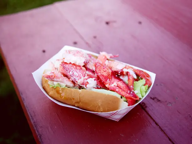 canada-food-newfoundland-lobster-roll