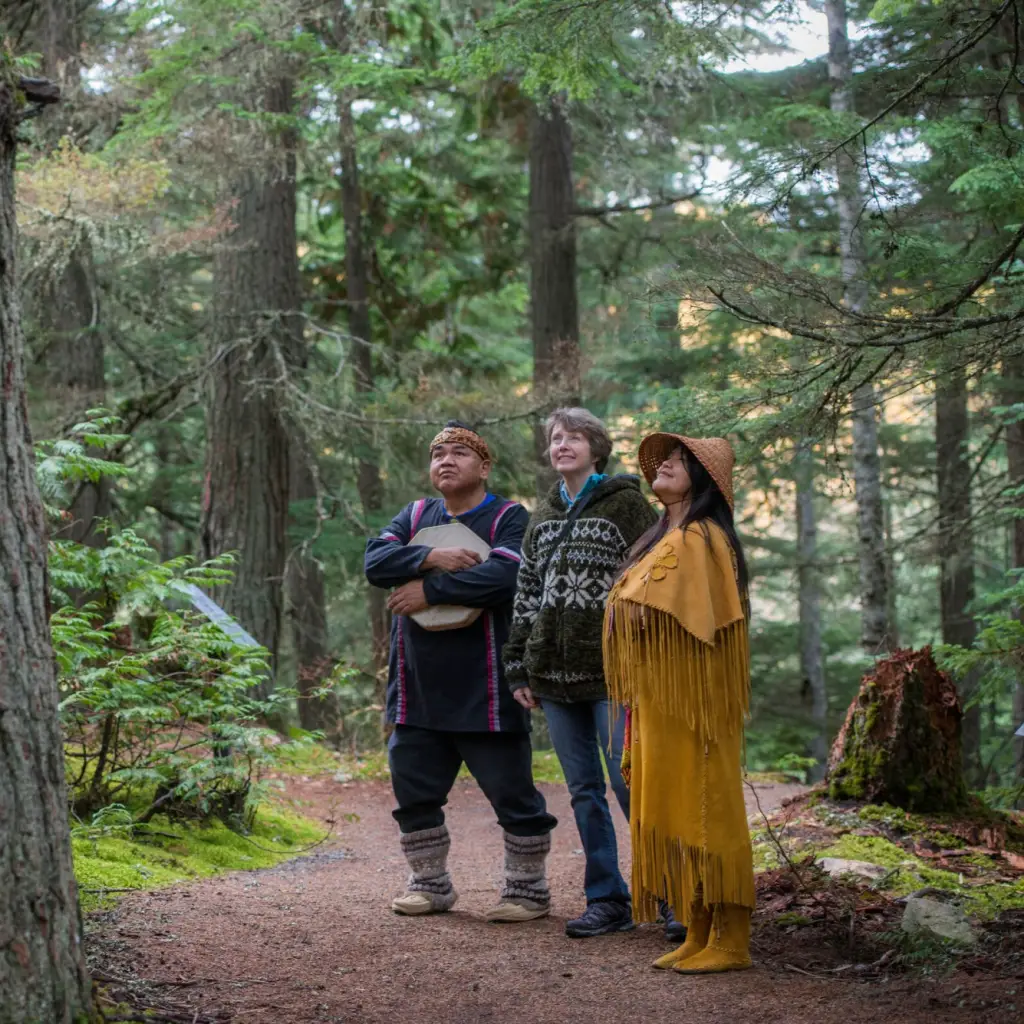 Cultural Ambassadors tijdens een Forest Walk in het Squamish Lil'wat Cultural Centre in Whistler