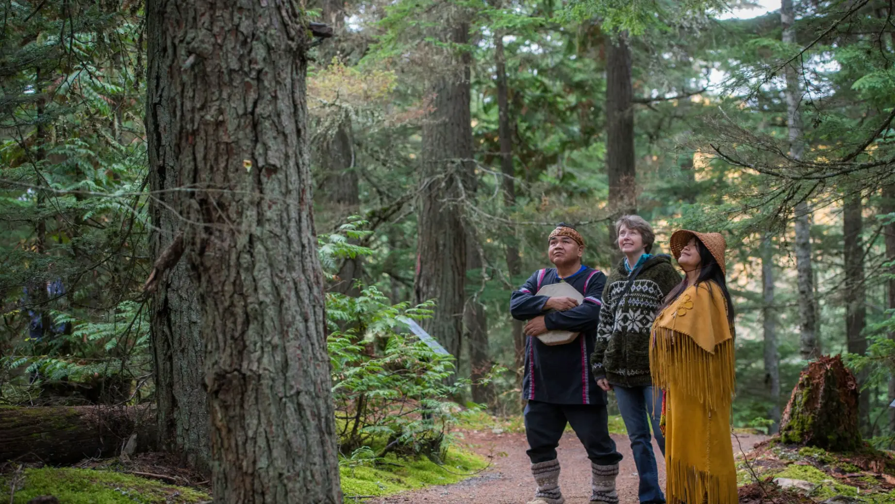 Cultural Ambassadors tijdens een Forest Walk in het Squamish Lil'wat Cultural Centre in Whistler