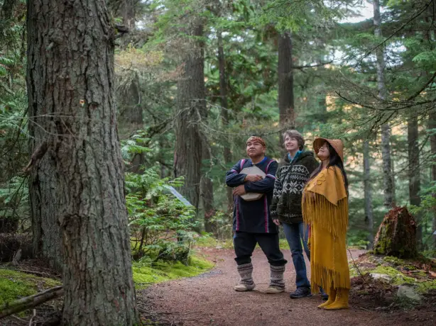 Cultural Ambassadors bei einem Forest Walk im Squamish Lil'wat Cultural Centre in Whistler