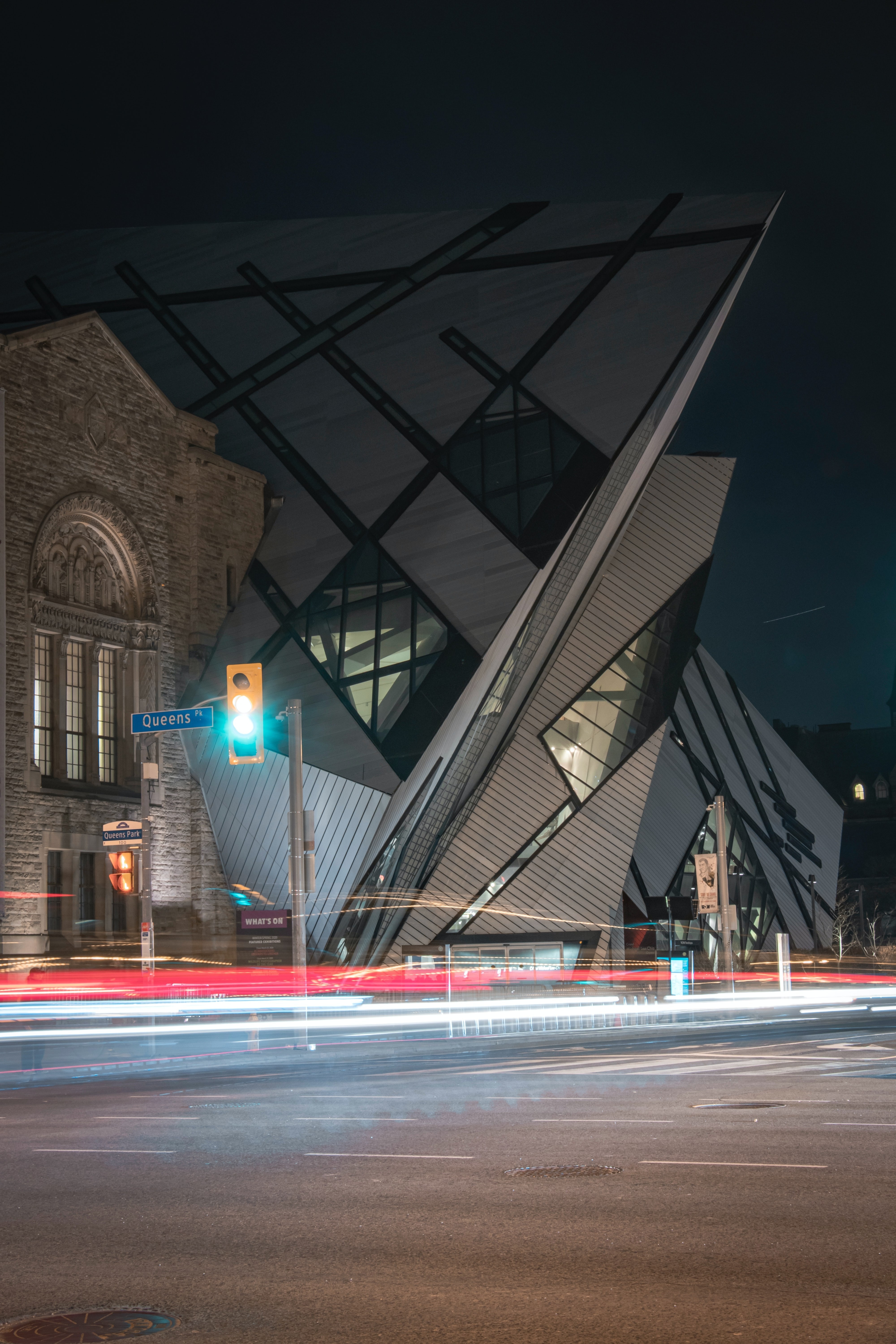 canada-museum-royal-ontario-toronto-architecture-city-night