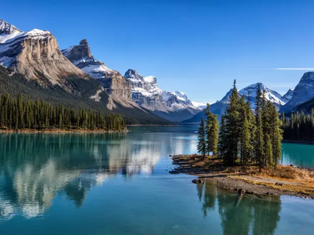 See mit Insel und Bergen im Hintergrund in Kanada