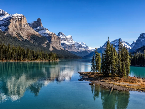 See mit Insel und Bergen im Hintergrund in Kanada