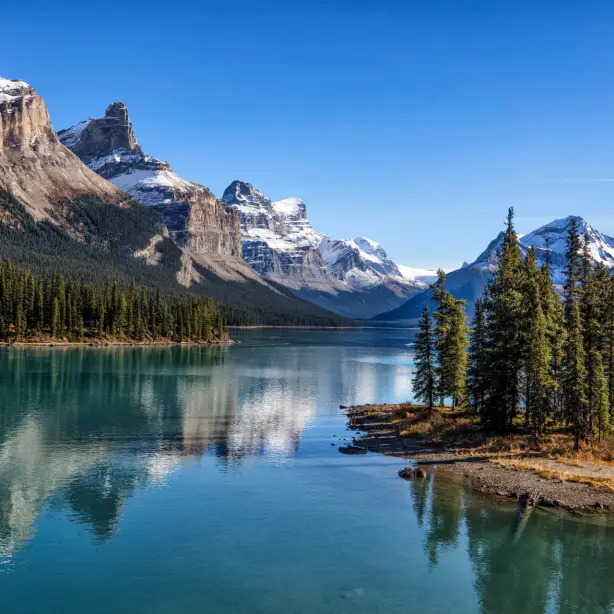 See mit Insel und Bergen im Hintergrund in Kanada