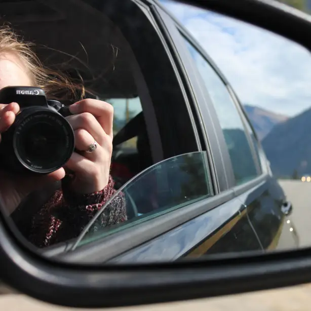 Eine Frau macht ein Foto aus einem Autofenster im Okanagan Valley, Kanada.