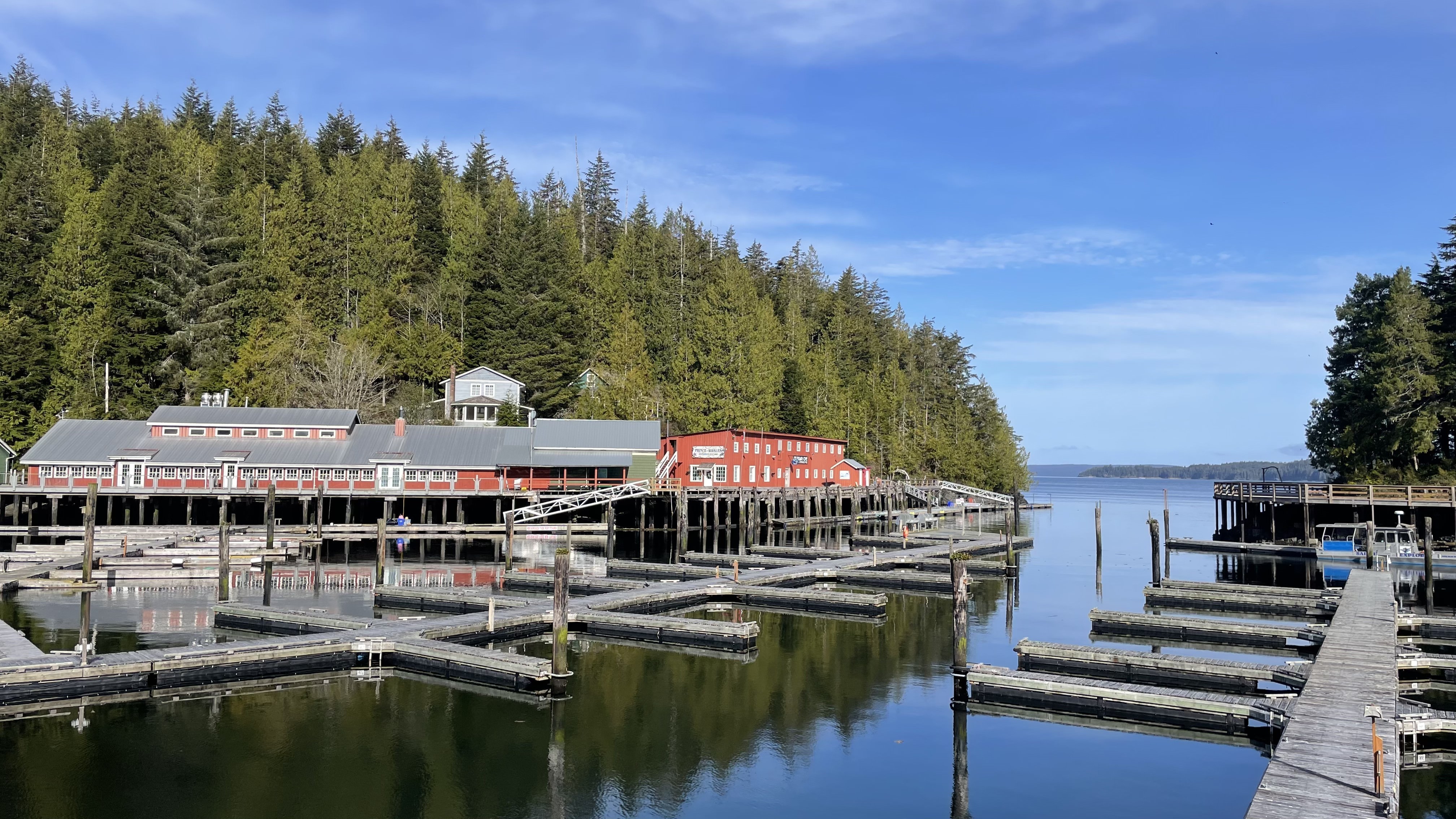De historische baai van Telegraph Cove op Vancouver Island