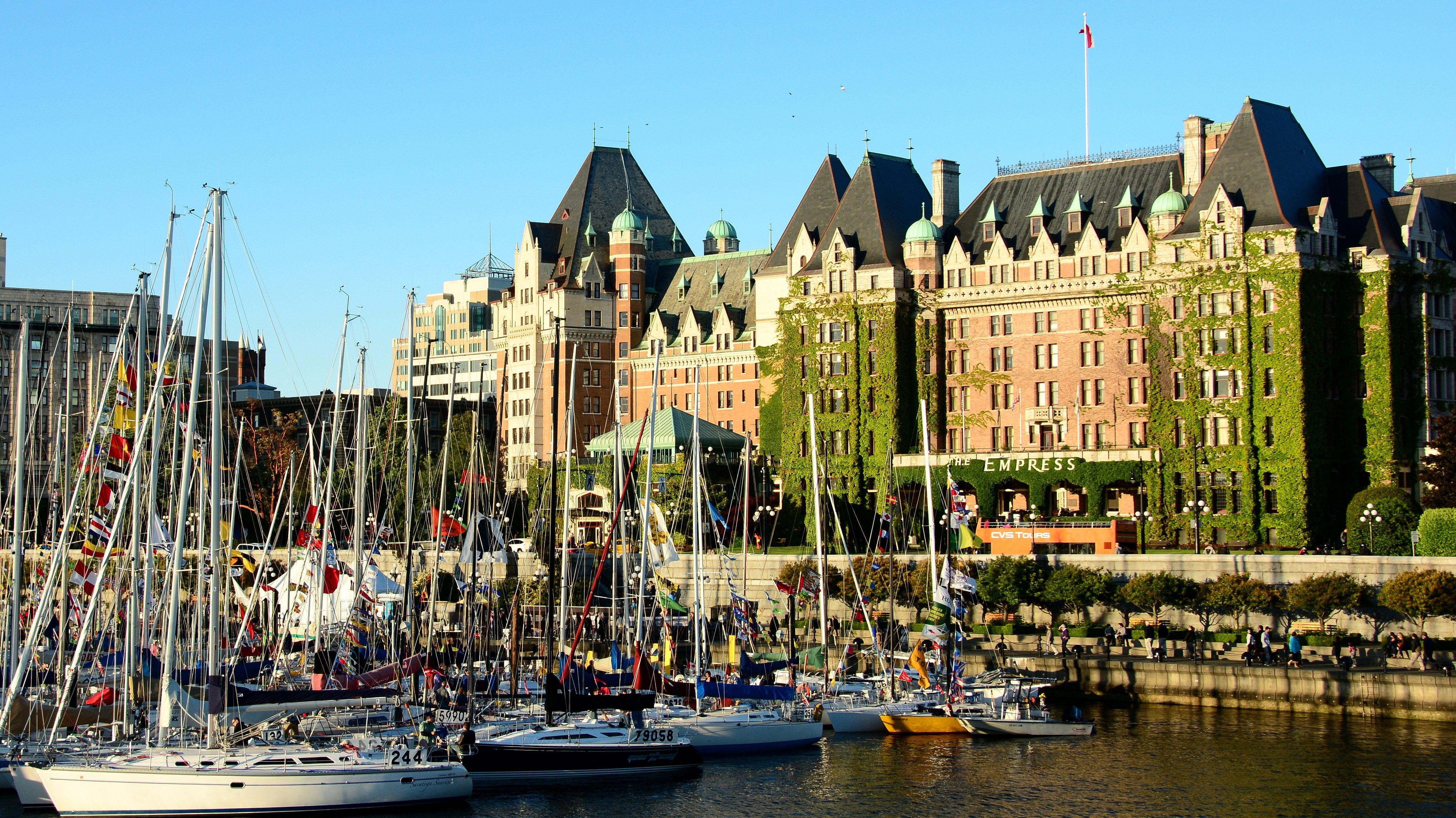 ca_victoria bc_city_boat