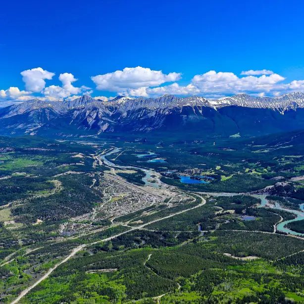 Vogelperspectief op Jasper National Park en de plaats Jasper