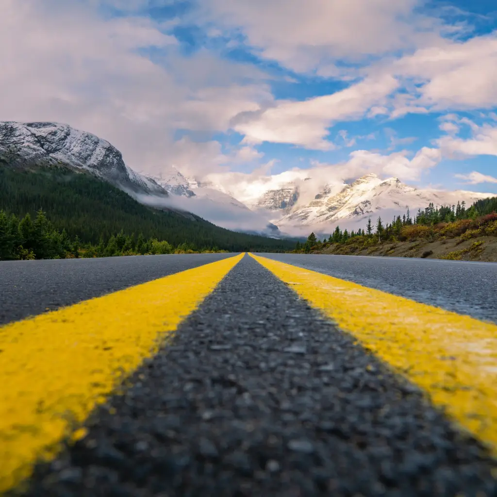 Die Straße entlang des Icefields Parkway