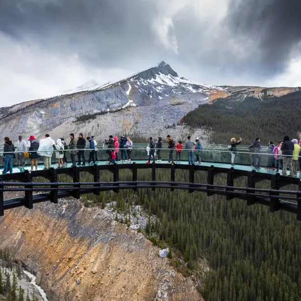 Toeristen op de Columbia Icefield Skywalk, een glazen platform boven de Sunwapta Valley in Jasper National Park