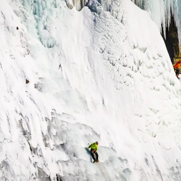 Bergbeklimmers op de bevroren Weeping Wall langs de Icefields Parkway