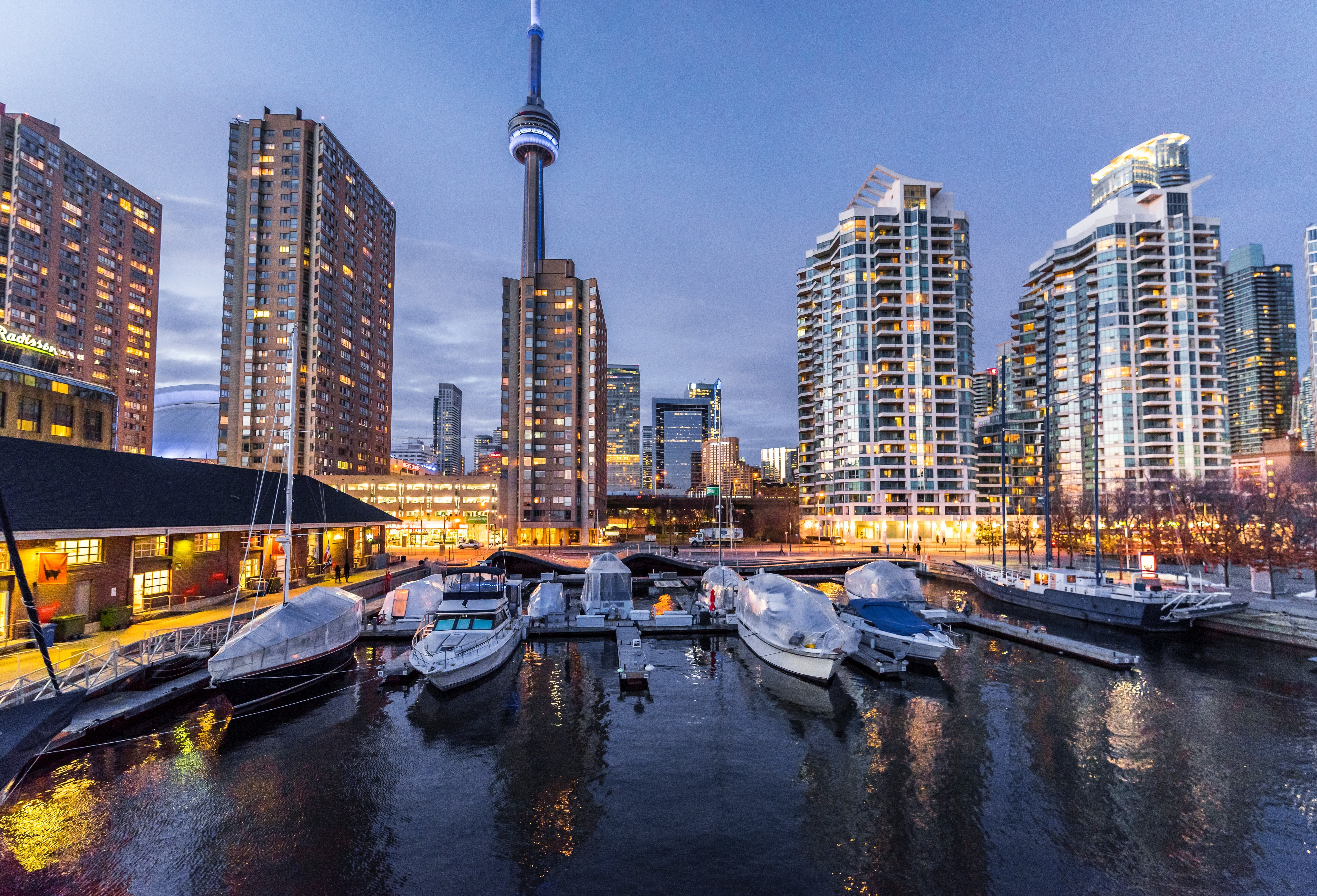 Hafen von Toronto mit Booten und Hochhäusern bei Sonnenuntergang