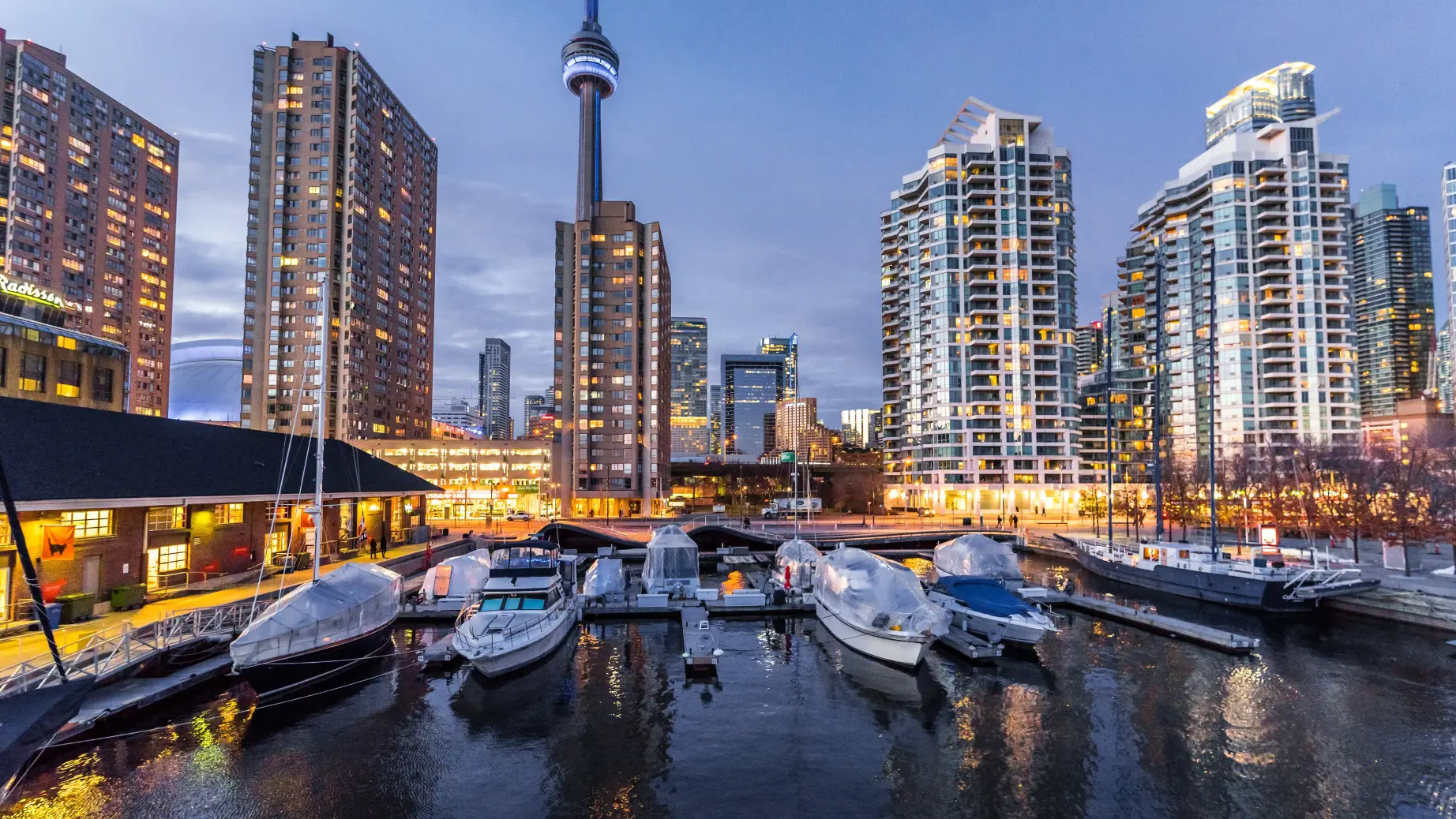Hafen von Toronto mit Booten und Hochhäusern bei Sonnenuntergang