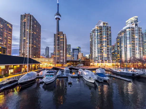 Hafen von Toronto mit Booten und Hochhäusern bei Sonnenuntergang