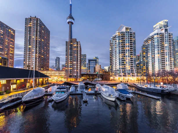 Hafen von Toronto mit Booten und Hochhäusern bei Sonnenuntergang
