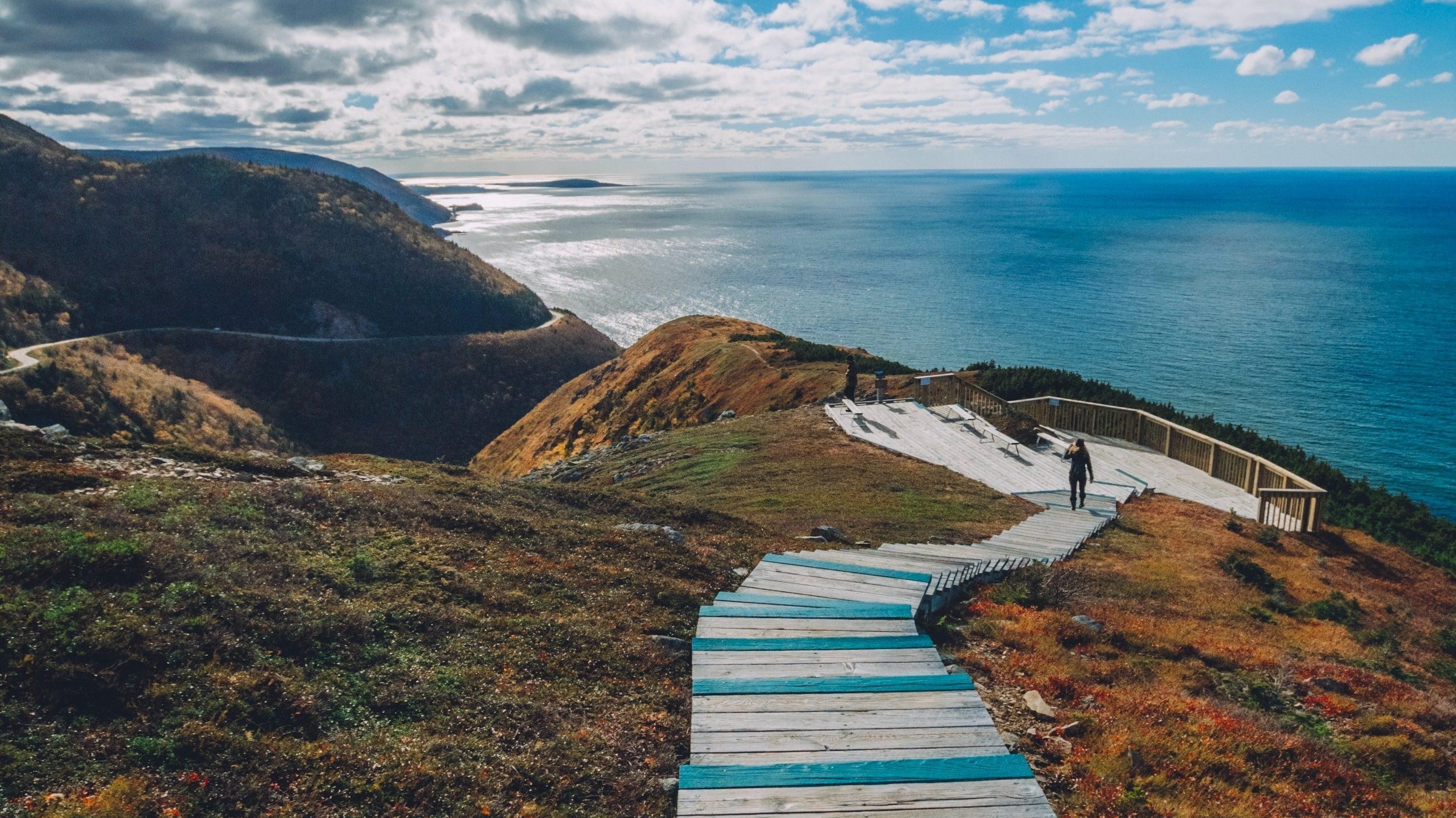Luftaufnahme einer Treppe, die von einem Berg hinunter zum Meer führt.