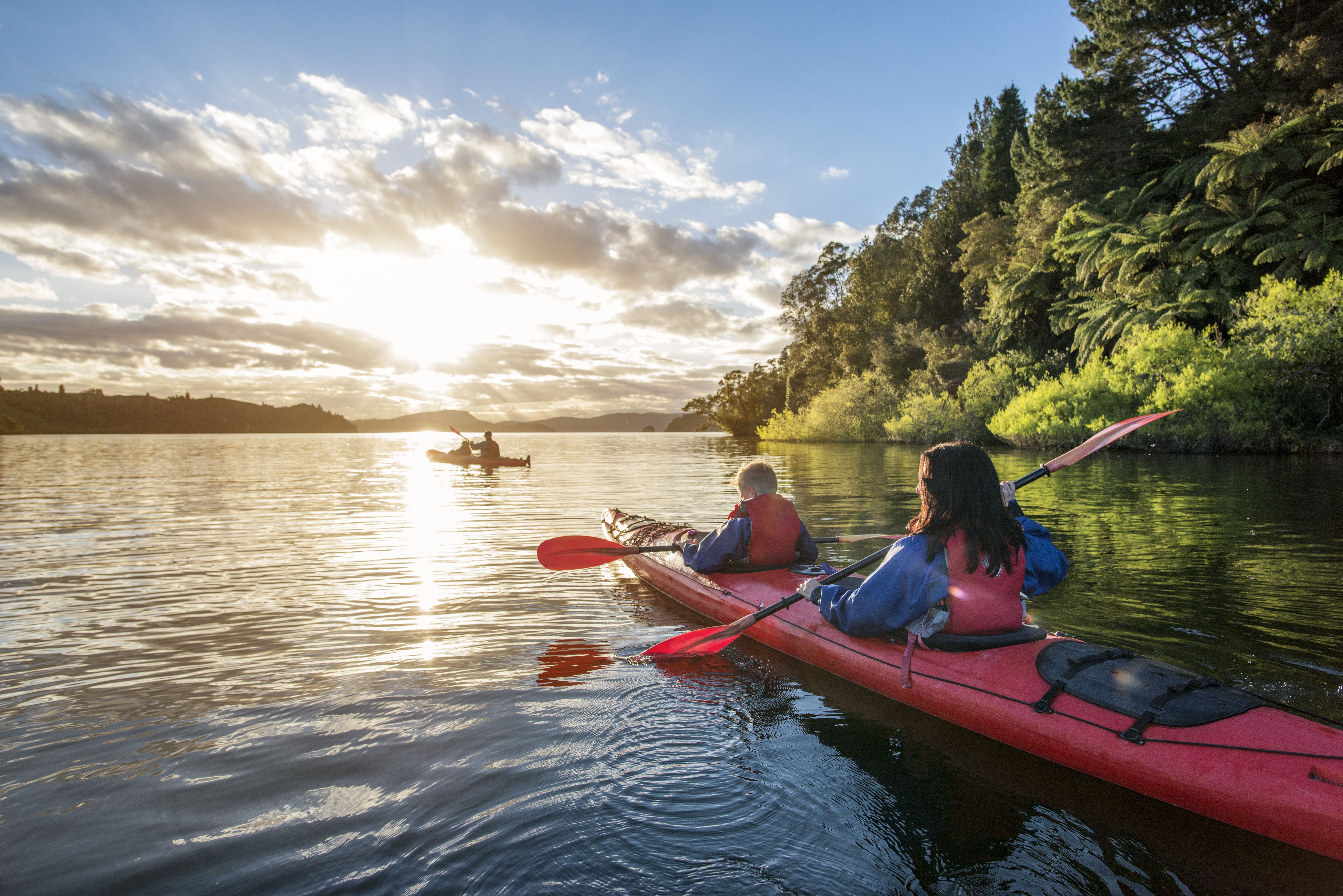 Zwei Doppelkayaks paddeln auf See in Kanada