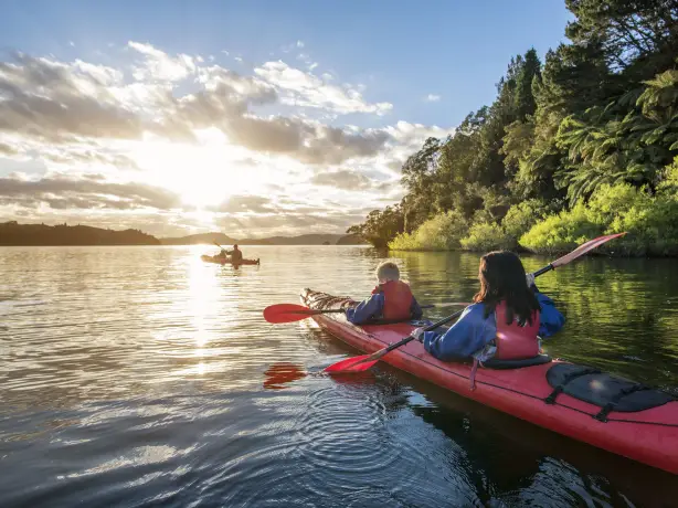 Zwei Doppelkayaks paddeln auf See in Kanada