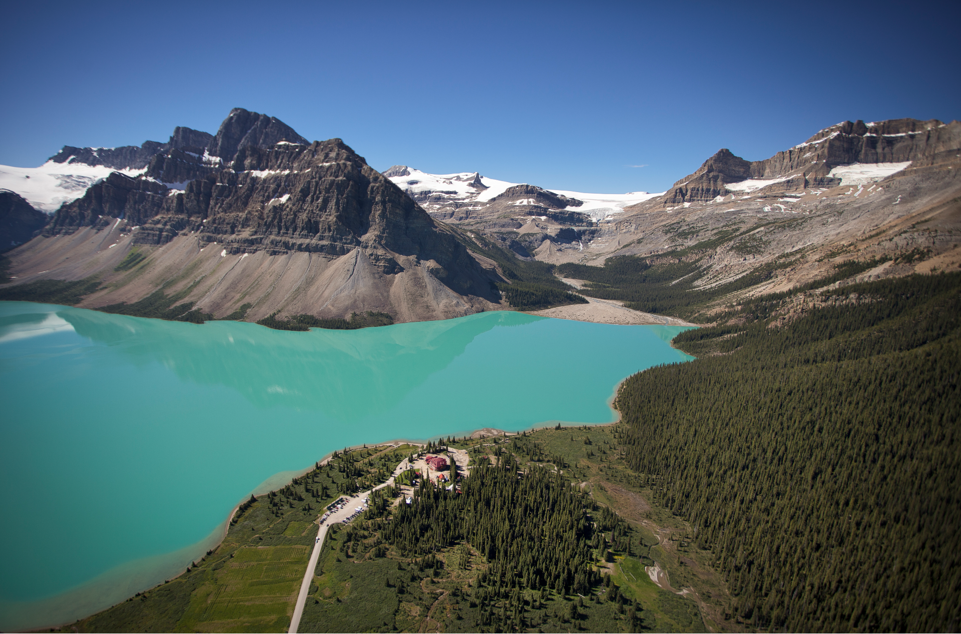 See und Berge von Banff aus der Vogelperspektive