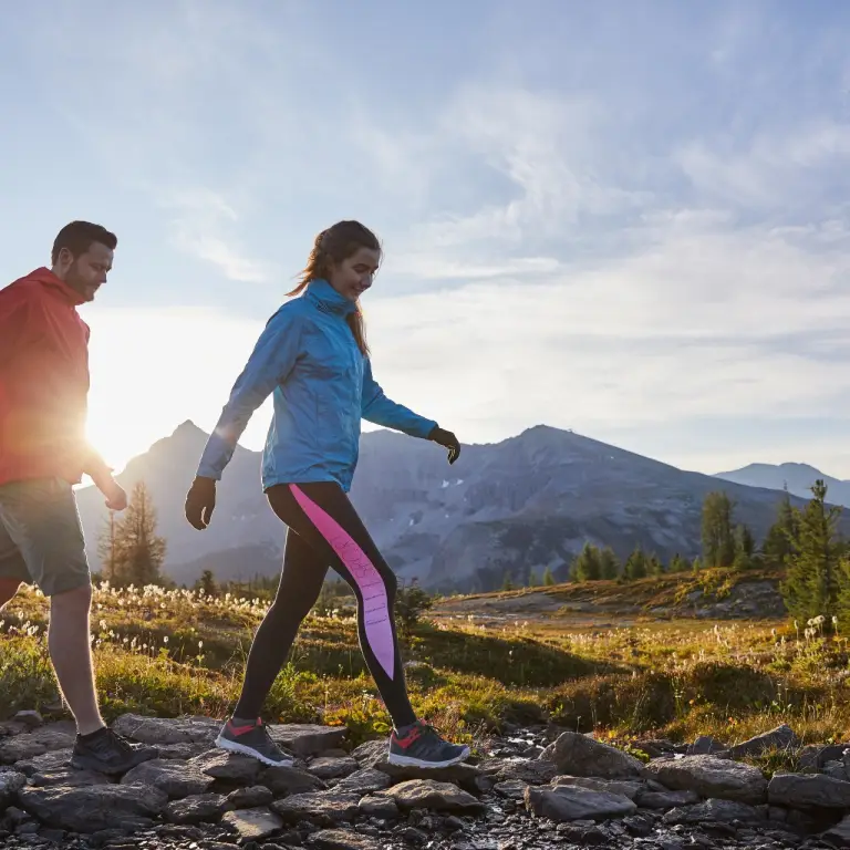 Twee mensen tijdens een hike in een bergachtig landschap in Canada