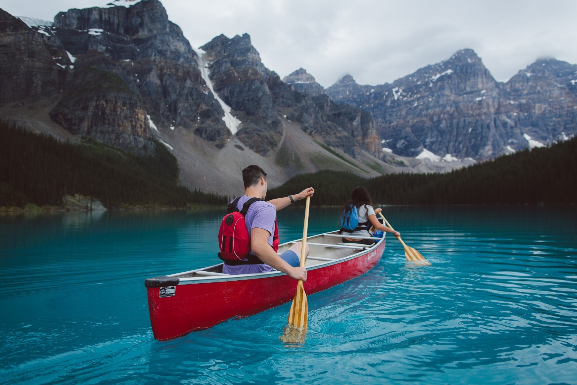 Zwei Menschen, die auf dem Moraine Lake in Kanada Kanu fahren