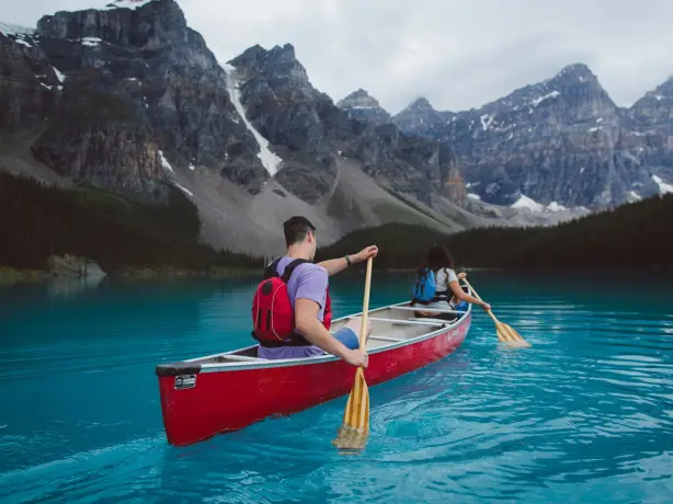 Zwei Menschen, die auf dem Moraine Lake in Kanada Kanu fahren