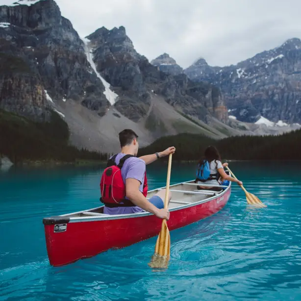 Zwei Menschen, die auf dem Moraine Lake in Kanada Kanu fahren