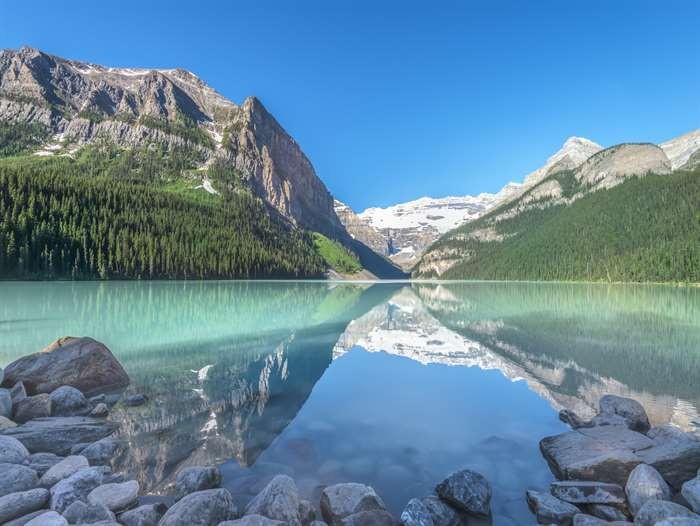 See mit Bergen im Hintergrund in Banff
