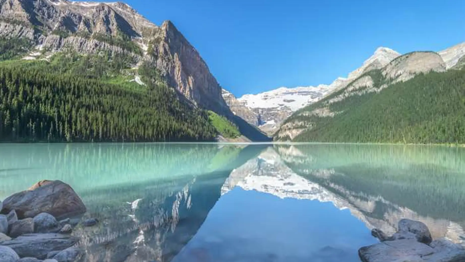 See mit Bergen im Hintergrund in Banff